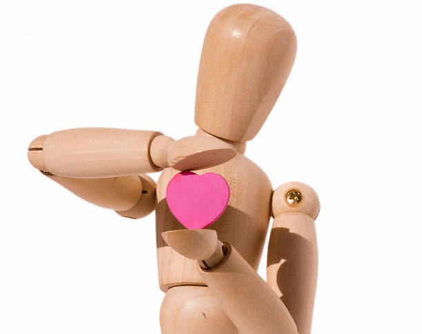 dummy tenant un coeur en bois - wooden mannequin photos et images de collection