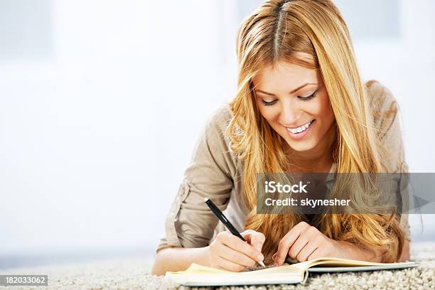 Foto de Retrato De Uma Loira Alegre Mulher Escrevendo Diário e mais fotos de stock de Adulto