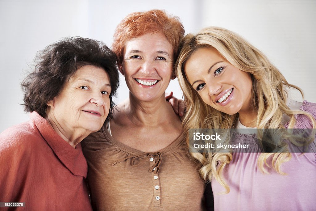 Retrato de três gerações de mulheres. - Foto de stock de 30 Anos royalty-free