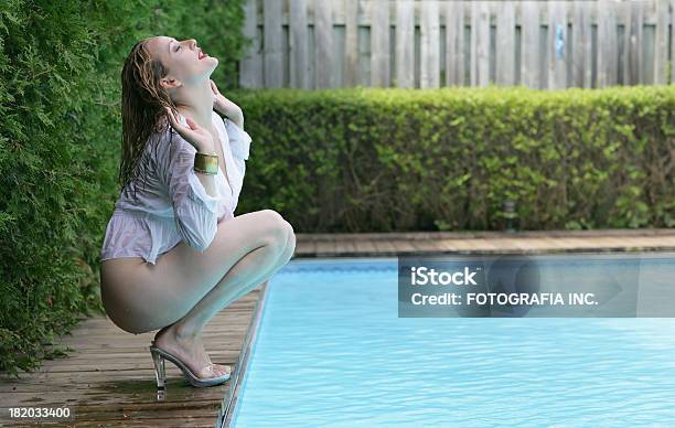 Na Piscina - Fotografias de stock e mais imagens de Acontecimentos da Vida - Acontecimentos da Vida, Adulto, Ave aquática