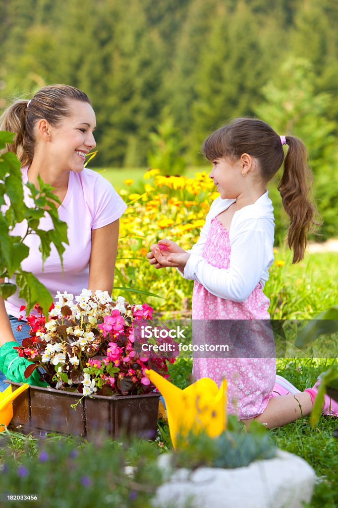 Mère et fille dans le jardin - Photo de Fleur - Flore libre de droits