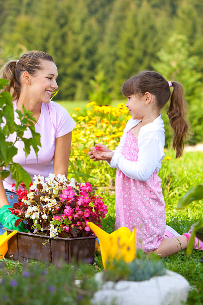 madre e figlia in giardino - formal garden ornamental garden child single flower foto e immagini stock