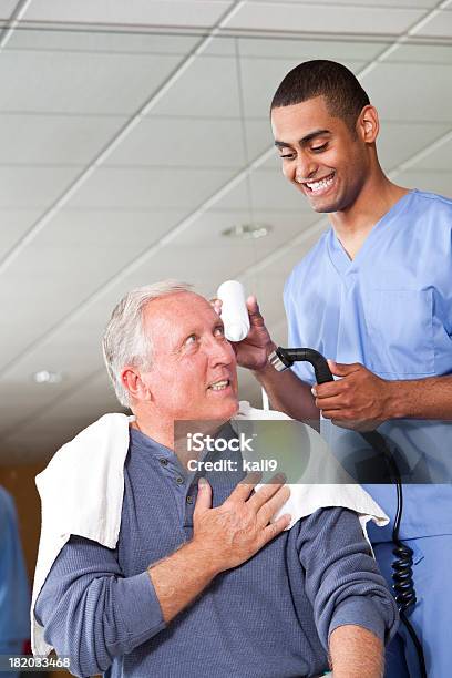 Fisioterapeuta Usando Ultramassager No Doente - Fotografias de stock e mais imagens de 20-29 Anos - 20-29 Anos, 60-69 Anos, Adulto