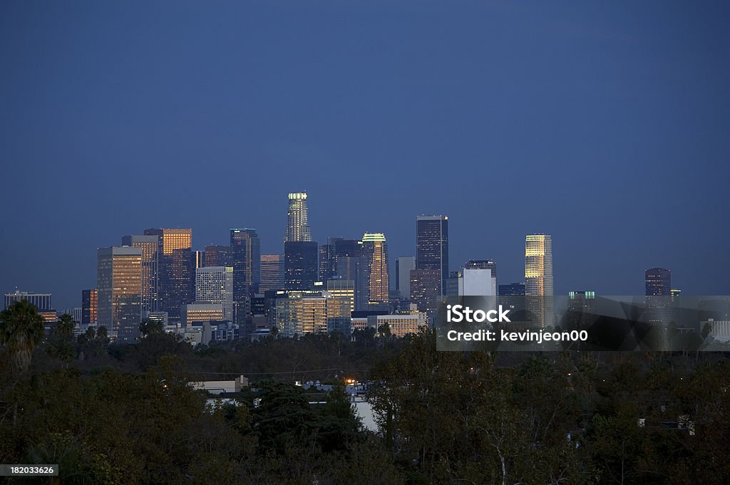 Los Angeles skyline w nocy - Zbiór zdjęć royalty-free (Architektura)