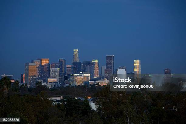 Лосанджелес Skyline В Ночь — стоковые фотографии и другие картинки Архитектура - Архитектура, Без людей, Большой город