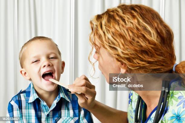 Arzt Mit Zungenspatel Um Jungen Hals Stockfoto und mehr Bilder von Kind - Kind, Krankenpflegepersonal, Zunge herausstrecken