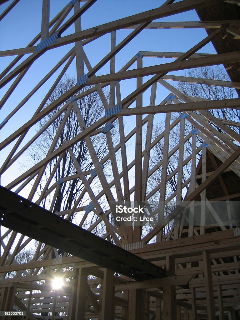構造：屋根のフレームに太陽の光 - 人物なしのロイヤリティフリーストックフォト
