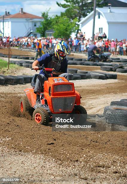 Kleine Traktoren Race Stockfoto und mehr Bilder von Aufsitzrasenmäher - Aufsitzrasenmäher, Rennen - Sport, Rasenmäher