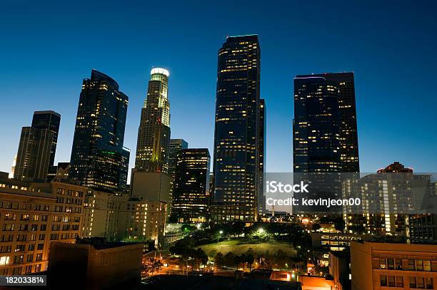 Edificios De Los Ángeles En La Noche Foto de stock y más banco de imágenes de Aire libre - Aire libre, Anochecer, Arquitectura