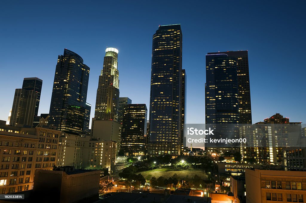 Лос-Анджелес skyline в ночь - Стоковые фото Архитектура роялти-фри
