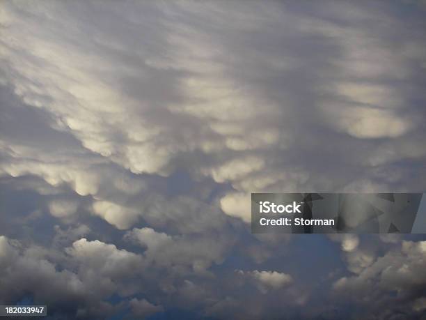 劇的な空に嵐雲 - ドラマチックな空模様のストックフォトや画像を多数ご用意 - ドラマチックな空模様, マンマタス雲, 不吉