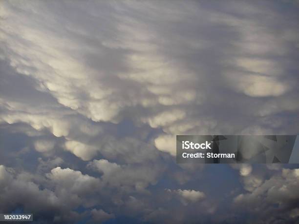 Dramatyczne Niebo Z Burza Chmury - zdjęcia stockowe i więcej obrazów Bez ludzi - Bez ludzi, Burza, Burza z piorunami