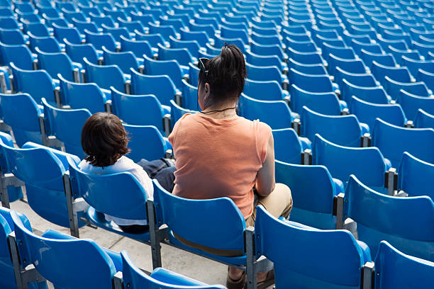 jesteśmy na właściwym miejscu? - stadium empty seat women zdjęcia i obrazy z banku zdjęć