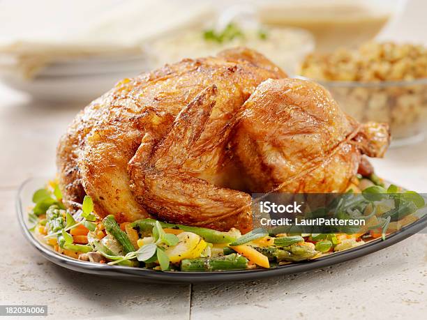Жареная Курица Ужин — стоковые фотографии и другие картинки Запечённая курица - Запечённая курица, Блюдо - еда, Мясо курицы