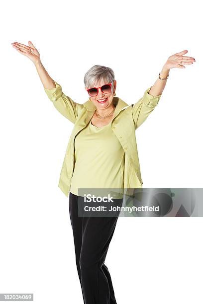 제시하기 여자 노인 In Sunglasses 선글라스에 대한 스톡 사진 및 기타 이미지 - 선글라스, 흰색 배경, 스튜디오 촬영
