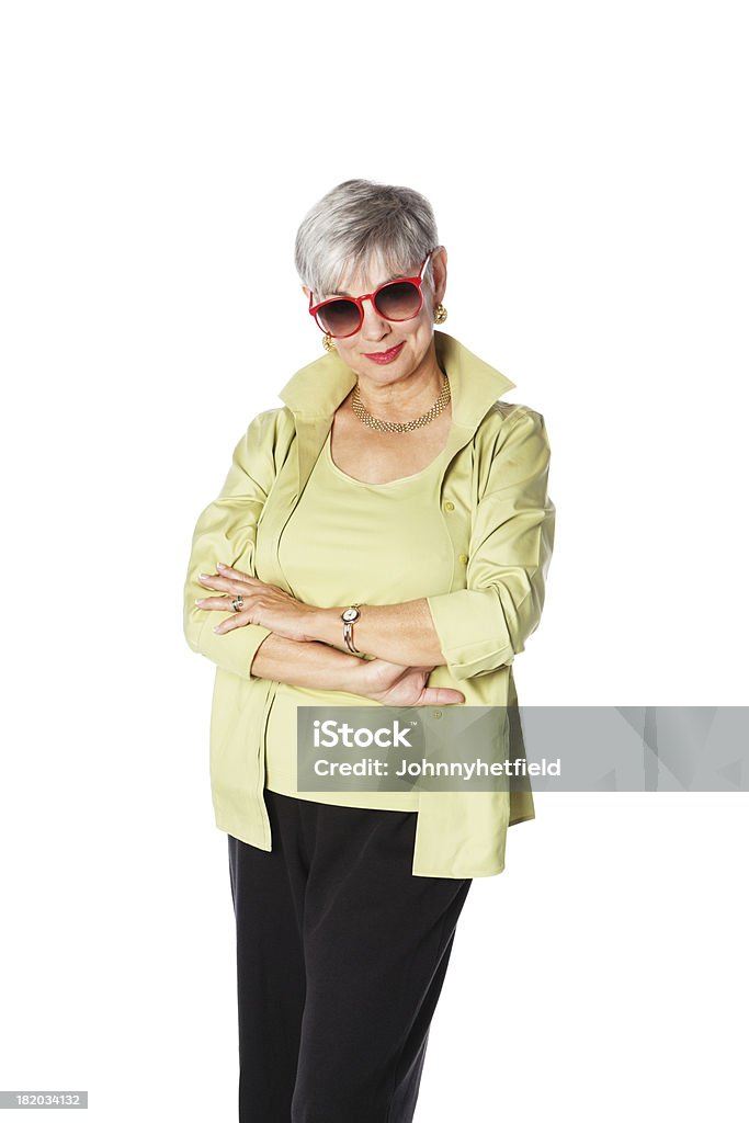 Старший женщина в солнцезащитные очки с Скрестив руки - Стоковые фото 60-69 лет роялти-фри