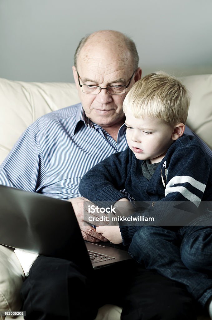 Abuelo y a su nieto en la computadora portátil - Foto de stock de 4-5 años libre de derechos