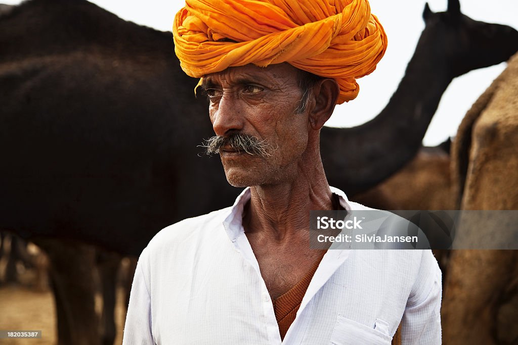Pastor de Camelos de Pushkar, Índia - Foto de stock de 30 Anos royalty-free