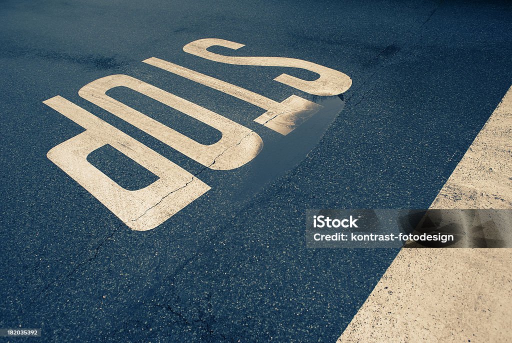 Marcación de carretera, parada - Foto de stock de Aire libre libre de derechos