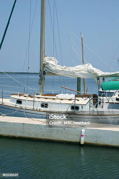 Dock Per Barche - Fotografie stock e altre immagini di Acqua - Acqua, Albergo, Albero maestro