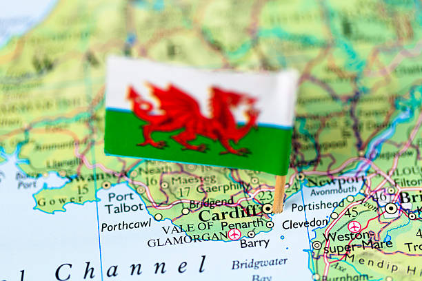 マップとフラグのカーディフ、ウェールズ - wales cardiff map welsh flag ストックフォトと画像