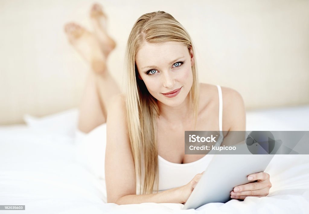 Mujer usando tableta digital - Foto de stock de Acostado libre de derechos