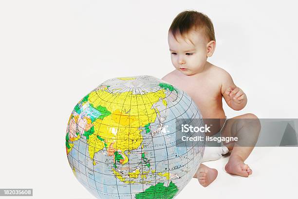 世界の魅力をご満喫ください - 地球儀のストックフォトや画像を多数ご用意 - 地球儀, 座る, 赤ちゃん