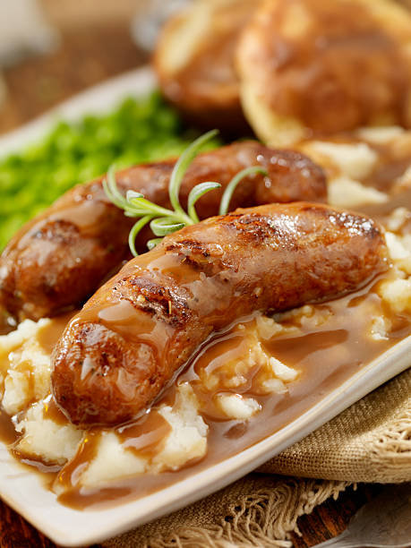 salsicce e purè ricoperti - sausage food mash grilled foto e immagini stock