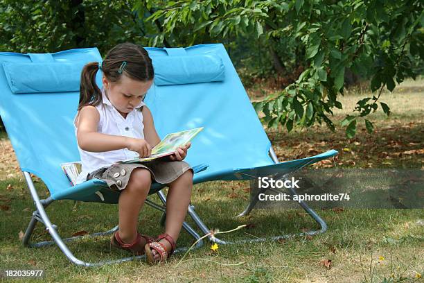 Czytanie Dziewczyna - zdjęcia stockowe i więcej obrazów Ciekawość - Ciekawość, Czytać, Dziecko
