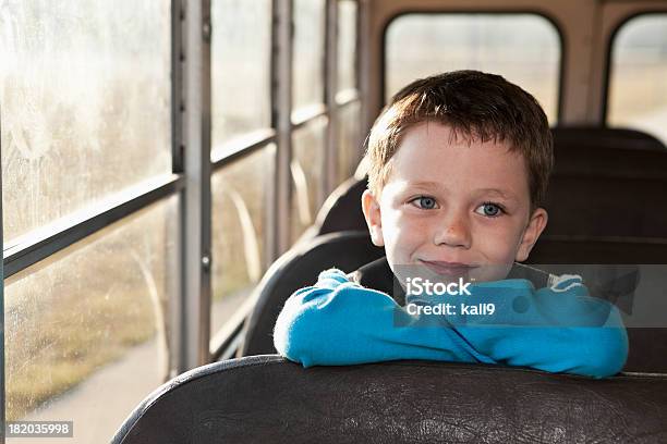 Foto de Menino Andando Ônibus Escolar e mais fotos de stock de Criança - Criança, 6-7 Anos, Ônibus