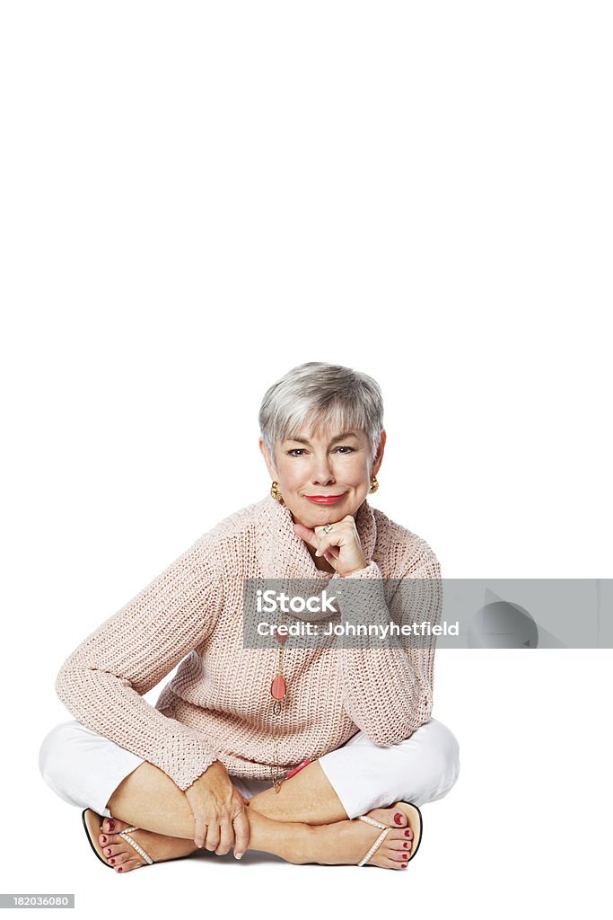 Entspannte Senior Frau auf dem Boden sitzen - Lizenzfrei Alter Erwachsener Stock-Foto