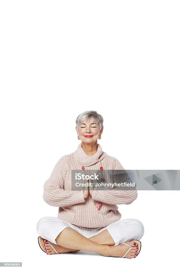 Sênior mulher Meditating no piso - Foto de stock de Terceira idade royalty-free