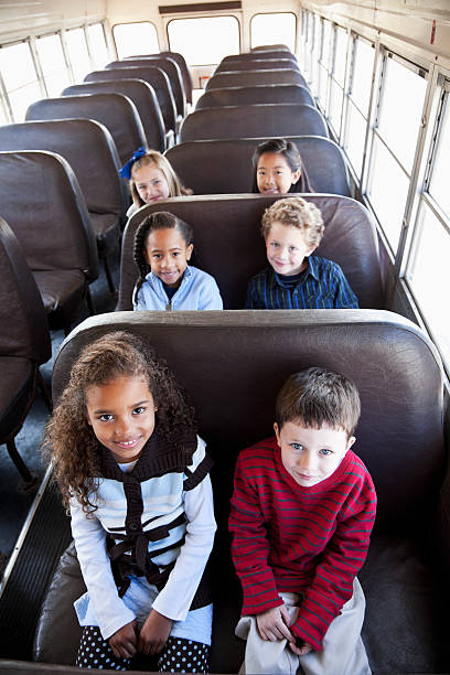 bambini seduti all'interno di scuola bus - sc0536 foto e immagini stock