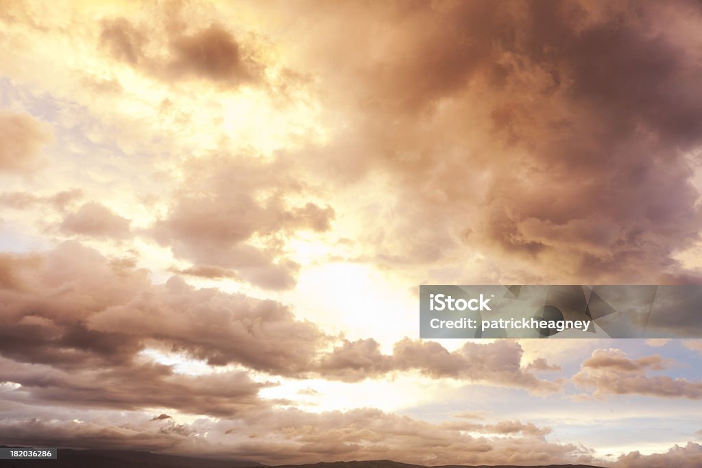 Wolkengebilde über Gebirge - Lizenzfrei Wolke Stock-Foto