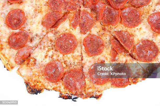 Hautnah Halbe Pepperonipizza Stockfoto und mehr Bilder von Fett - Nährstoff - Fett - Nährstoff, Fotografie, Freisteller – Neutraler Hintergrund