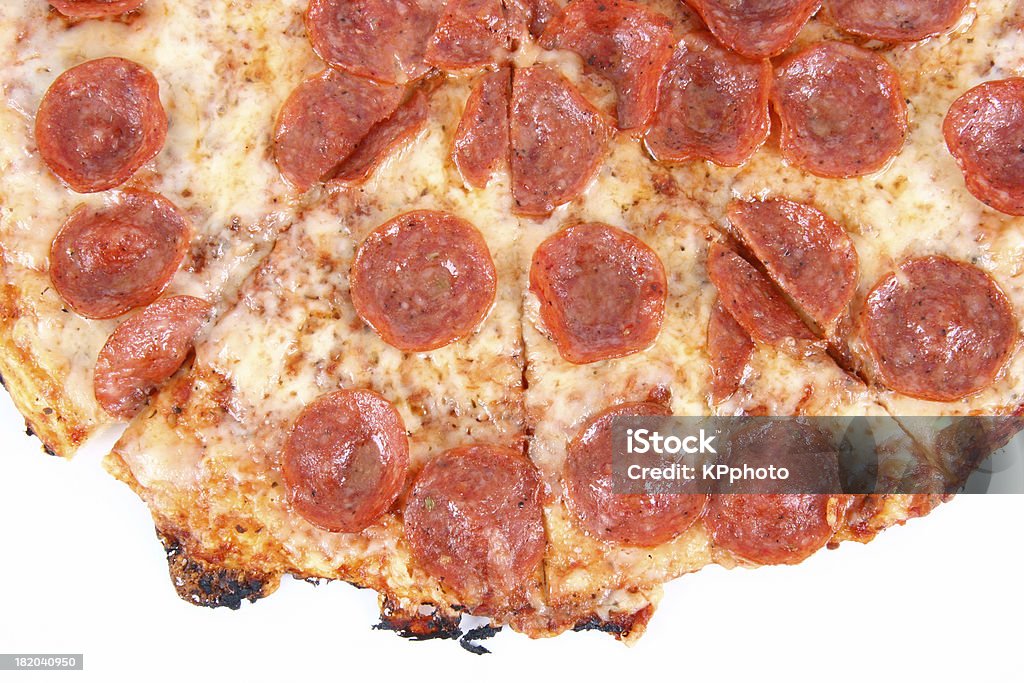 Chiudere metà di pizza alla salsiccia piccante - Foto stock royalty-free di Calore - Concetto