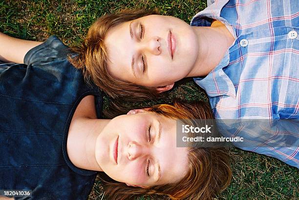 Wunderschöne Twin Sisters Stockfoto und mehr Bilder von Einfaches Leben - Einfaches Leben, Entspannung, Familie
