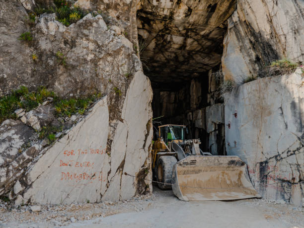 Pá na entrada de uma das pedreiras perto de Carrara, Itália - foto de acervo