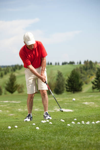 golf gracz podczas szkolenia - golf green practicing sports training zdjęcia i obrazy z banku zdjęć