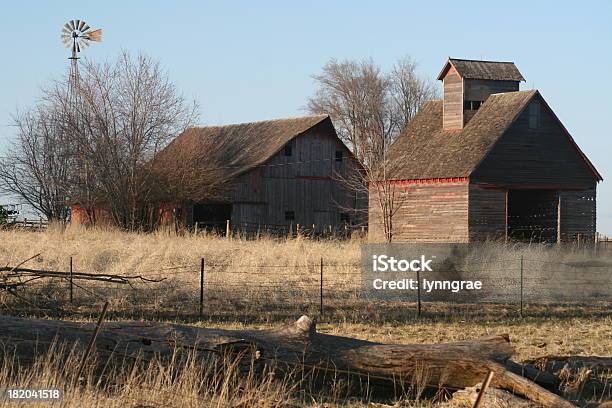 Scheune Mit Windmühle Im Abendlicht Stockfoto und mehr Bilder von Abgeschiedenheit - Abgeschiedenheit, Baum, Braun