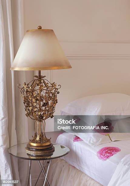 Detalle De Mesa Foto de stock y más banco de imágenes de Almohada - Almohada, Ampliación de casa, Cabecera de la cama