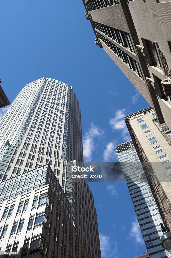 Rascacielos en el centro de la ciudad de Nueva York - Foto de stock de Actividades bancarias libre de derechos