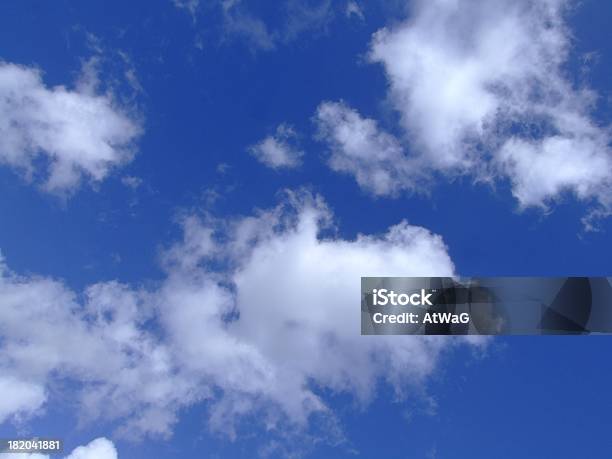 Blue Sky Flauschigen Wolken Stockfoto und mehr Bilder von April - April, Bildhintergrund, Blau