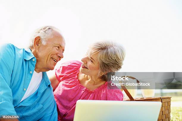Attraktive Altes Paar Arbeiten Am Laptop Im Freien Stockfoto und mehr Bilder von 60-69 Jahre - 60-69 Jahre, Aktiver Lebensstil, Aktiver Senior
