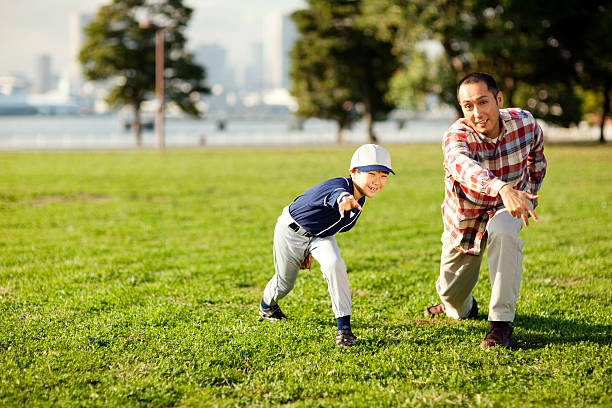 père et fils de baseball - baseballs baseball sport summer photos et images de collection