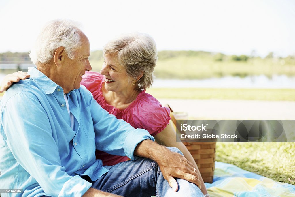Süße altes Paar Blick auf den anderen - Lizenzfrei Seniorenpaar Stock-Foto