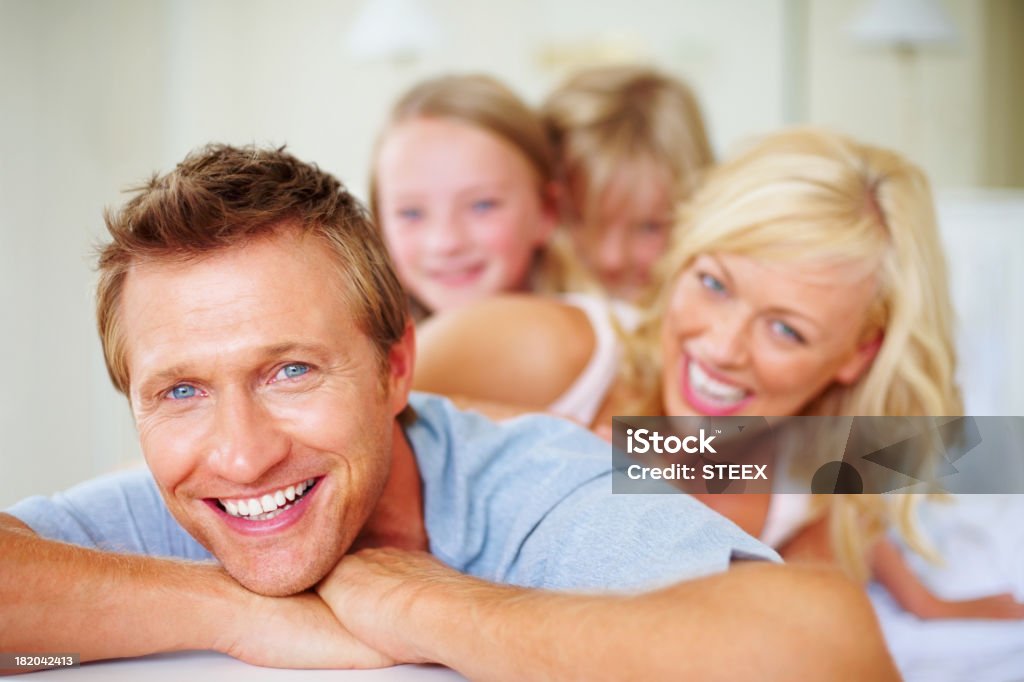 Sorrindo meio envelhecido homem com sua família no fundo - Foto de stock de 20 Anos royalty-free