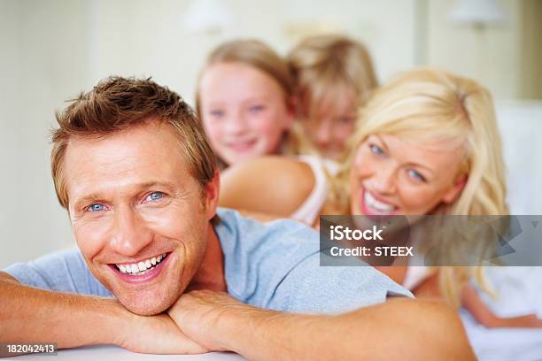 Foto de Sorrindo Meio Envelhecido Homem Com Sua Família No Fundo e mais fotos de stock de 20 Anos