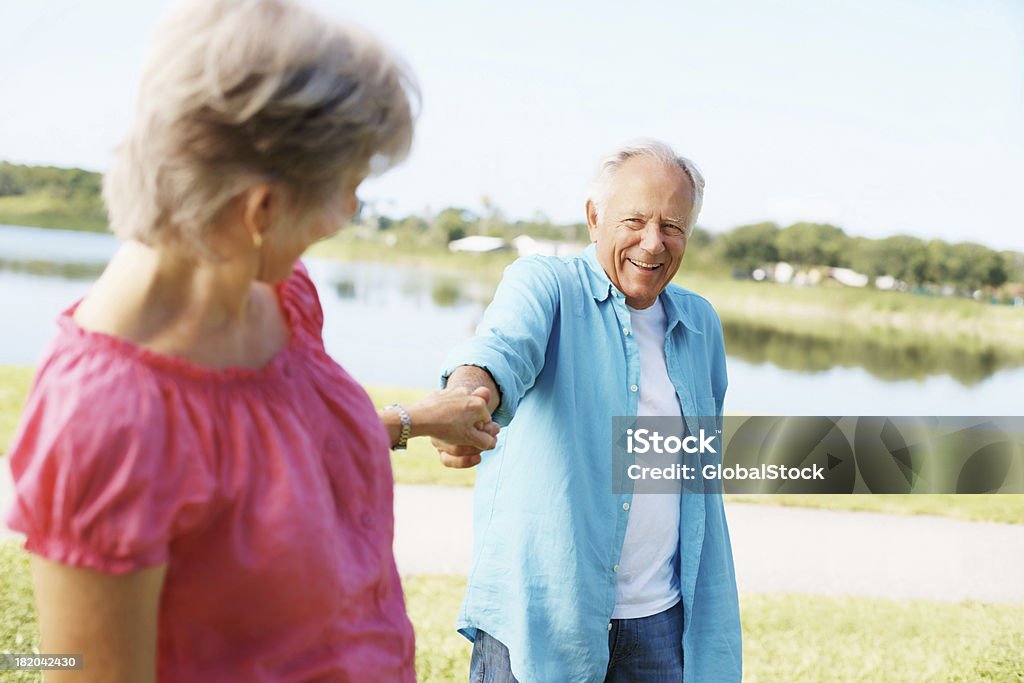 Sorridente, o casal apreciando suas férias - Foto de stock de Brincalhão royalty-free
