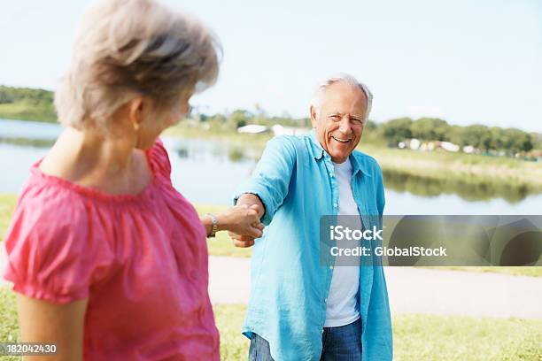 Foto de Sorridente O Casal Apreciando Suas Férias e mais fotos de stock de Brincalhão - Brincalhão, Brincar, Estilo de Vida